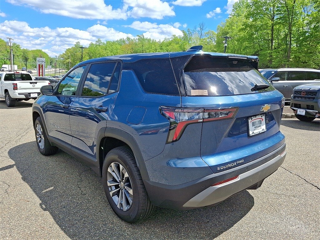 2025 Chevrolet Equinox LT photo 3