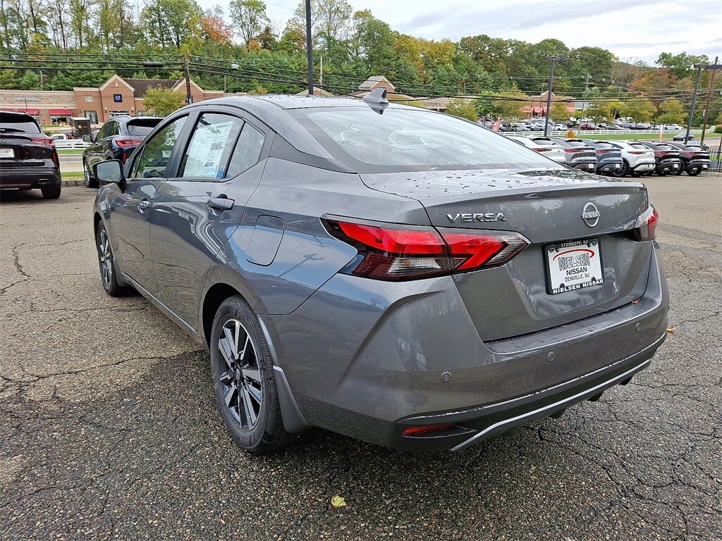 2025 Nissan Versa 1.6 SV photo 3