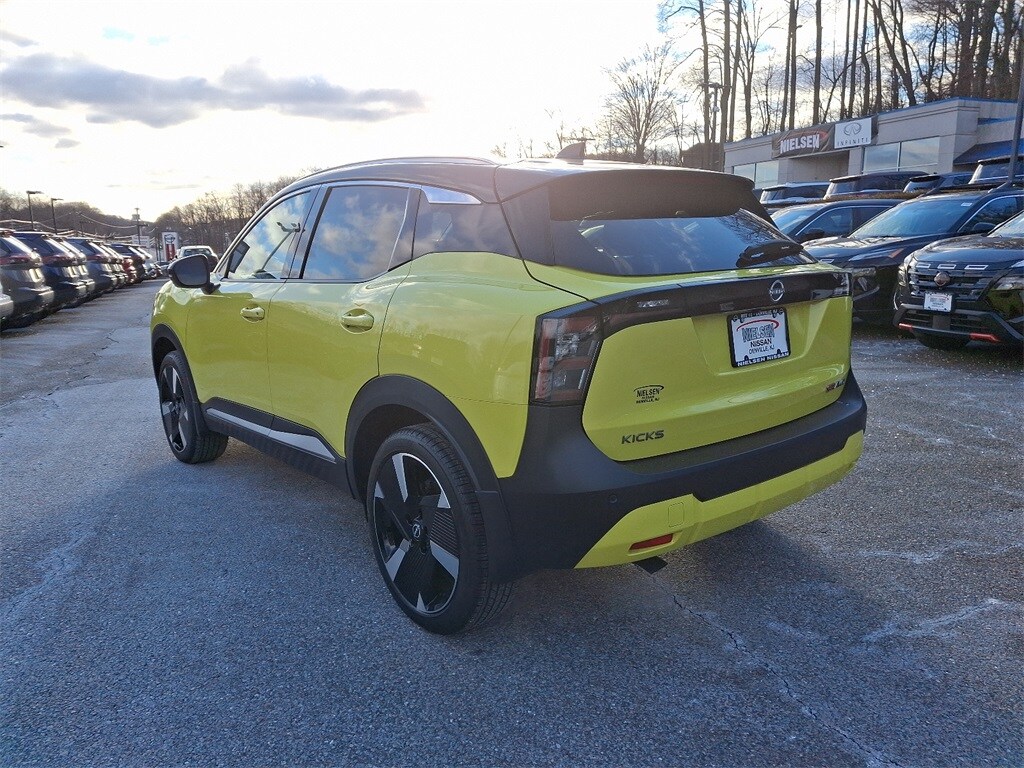 2025 Nissan Kicks SR photo 3