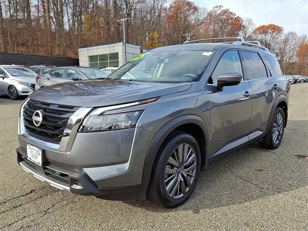 2025 Nissan Pathfinder SL 4x4 photo 2