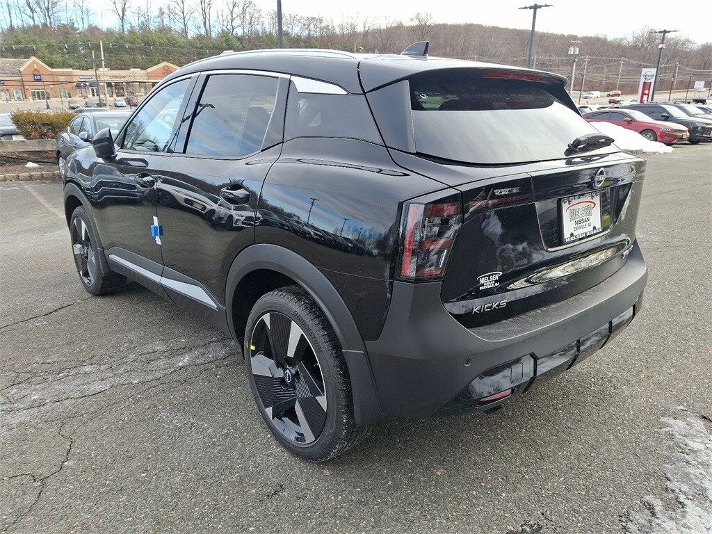2025 Nissan Kicks SR photo 3
