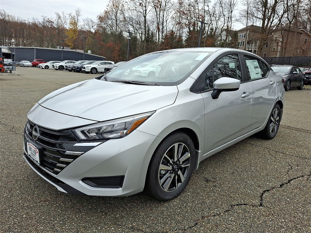 2025 Nissan Versa 1.6 SV photo 2