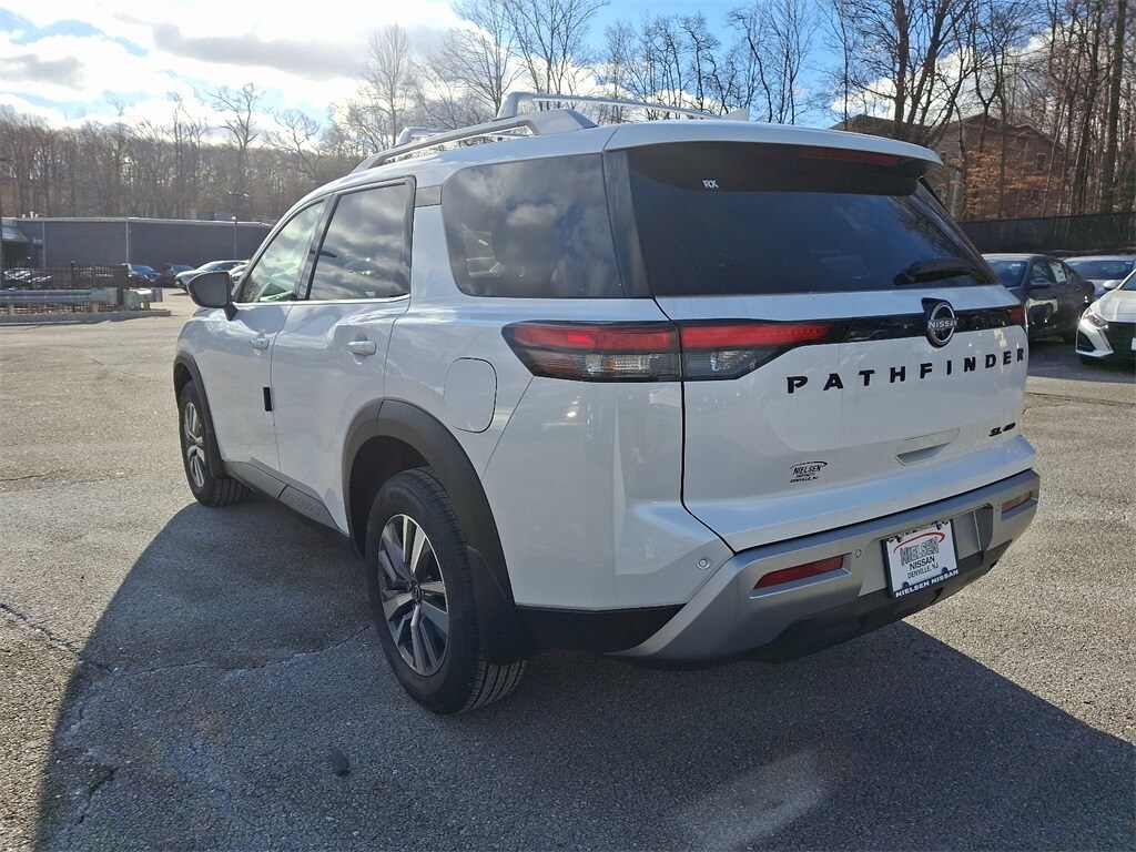 2025 Nissan Pathfinder SL photo 3