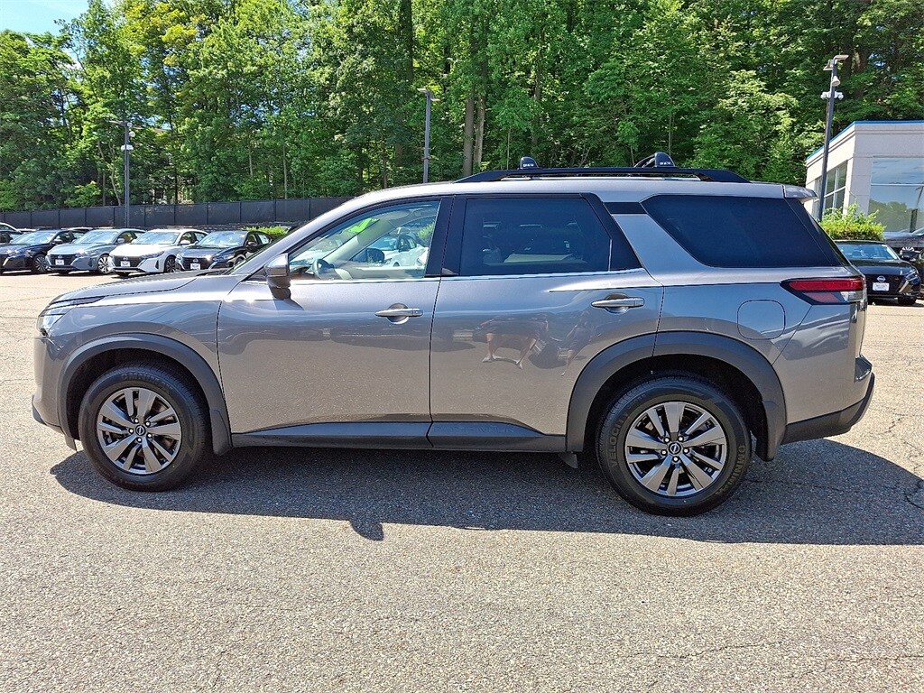 2022 Nissan Pathfinder SV photo 4