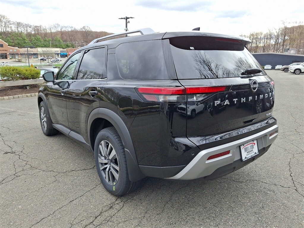 2025 Nissan Pathfinder SL photo 3