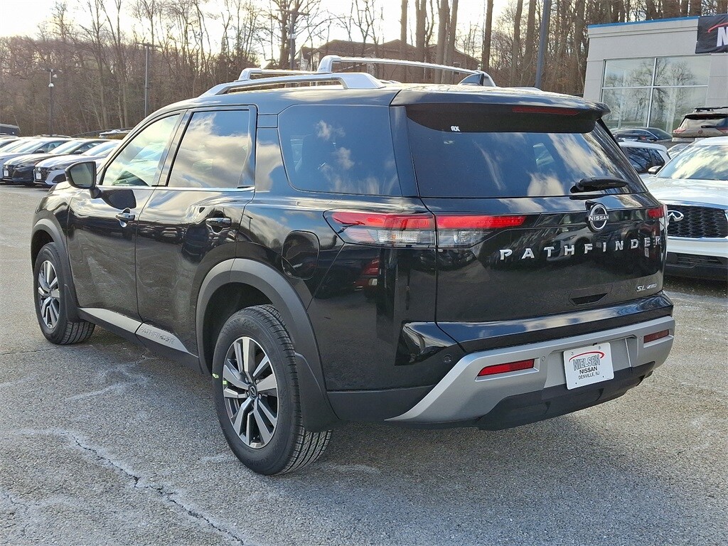 2025 Nissan Pathfinder SL photo 3