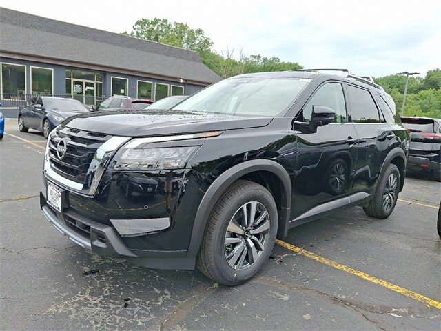 2025 Nissan Pathfinder SL photo 2