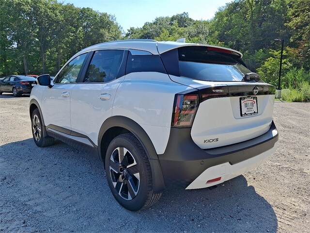 2025 Nissan Kicks SV photo 2