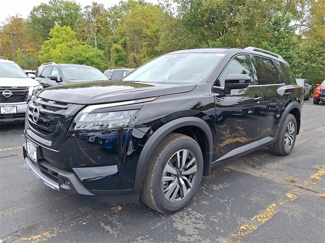 2025 Nissan Pathfinder SL photo 2