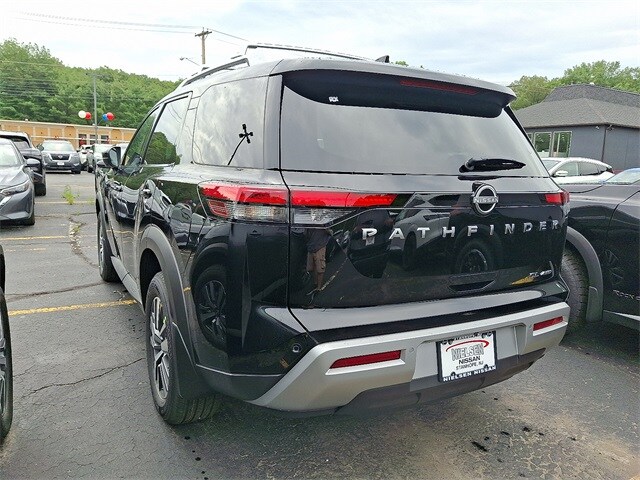 2025 Nissan Pathfinder SL photo 3