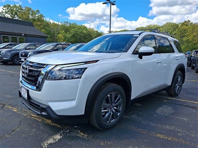 2025 Nissan Pathfinder SV photo 2
