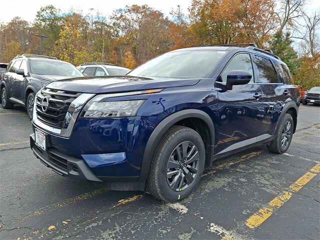 2025 Nissan Pathfinder SV photo 2