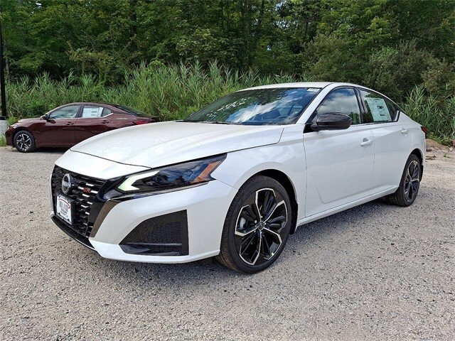 2025 Nissan Altima 2.5 SR photo 2