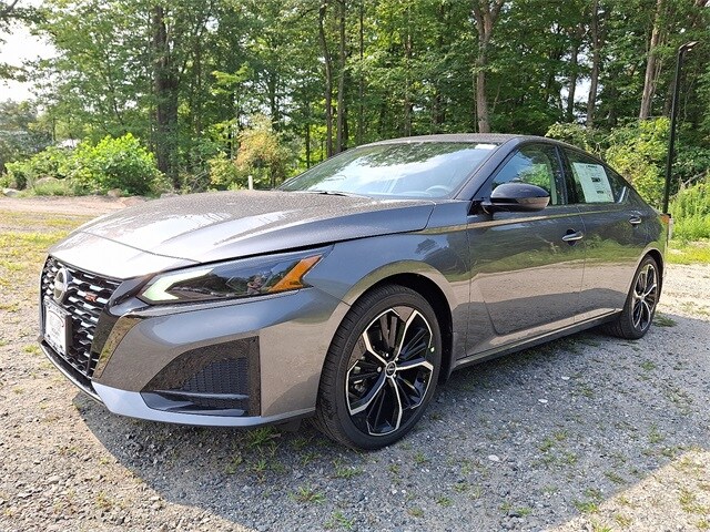 2025 Nissan Altima 2.5 SR photo 2