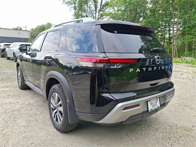 2025 Nissan Pathfinder SL photo 3