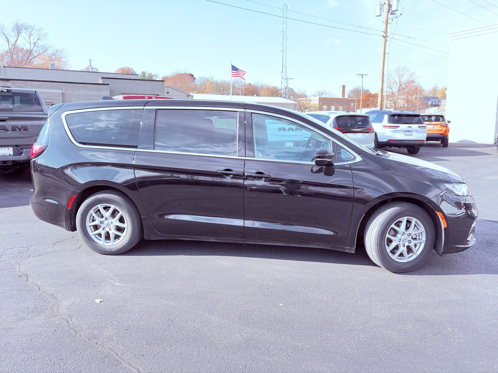 2024 Chrysler Pacifica Touring L photo 3