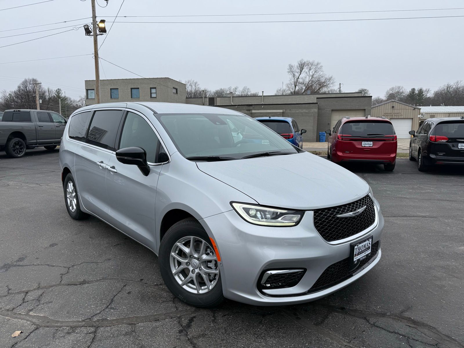 2026 Chrysler Pacifica Select's photo