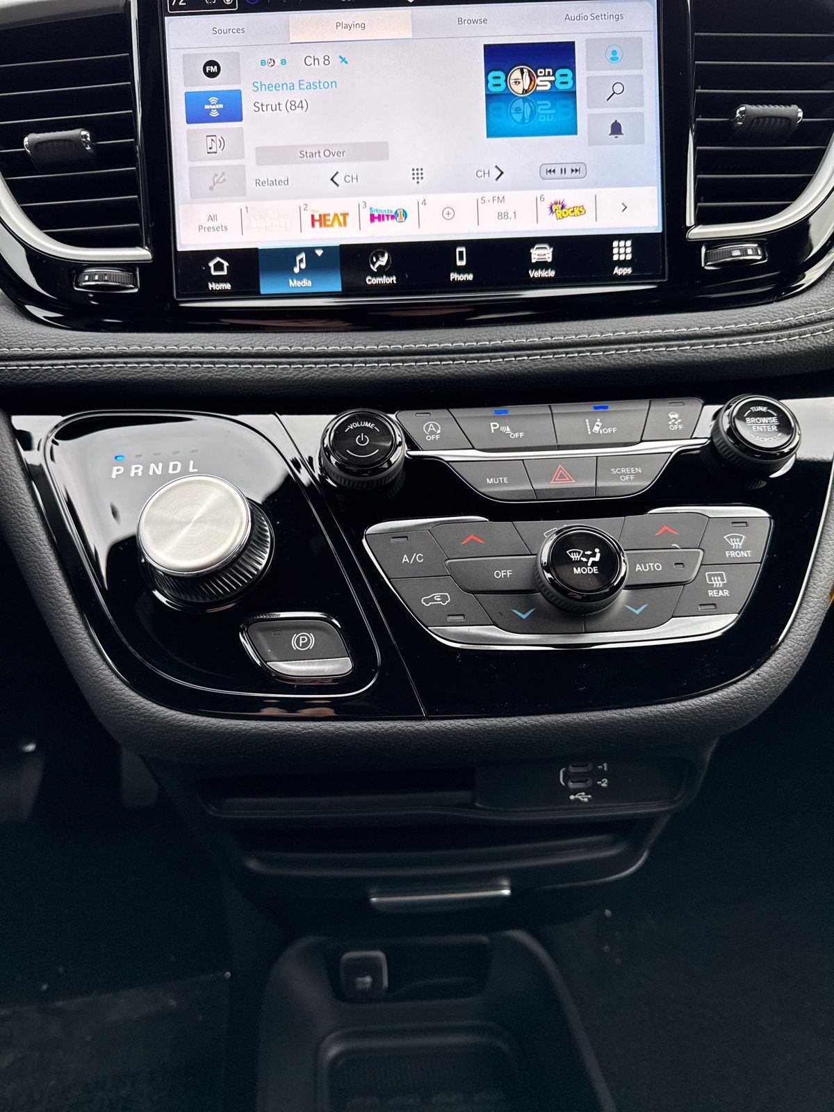 2026 Chrysler Pacifica Select's photo