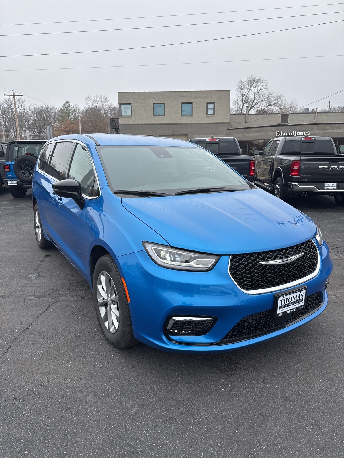 2026 Chrysler Pacifica Select's photo