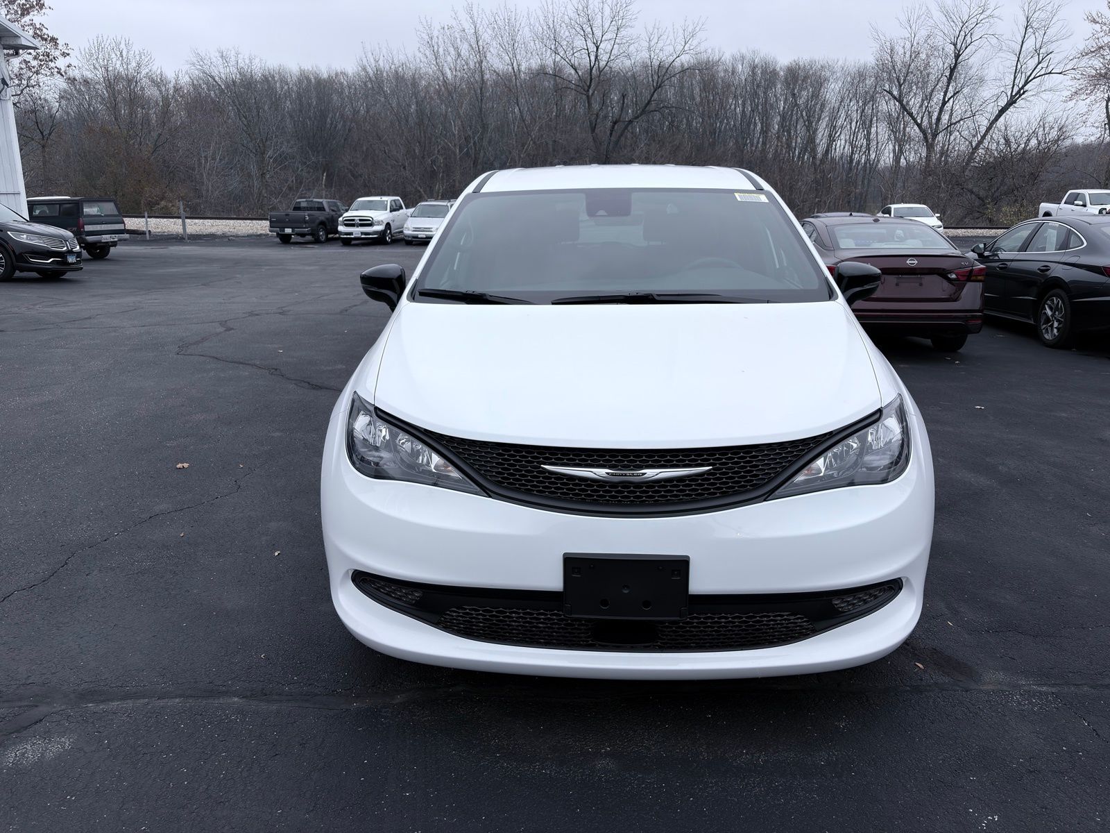 2024 Chrysler Pacifica Touring L photo 2