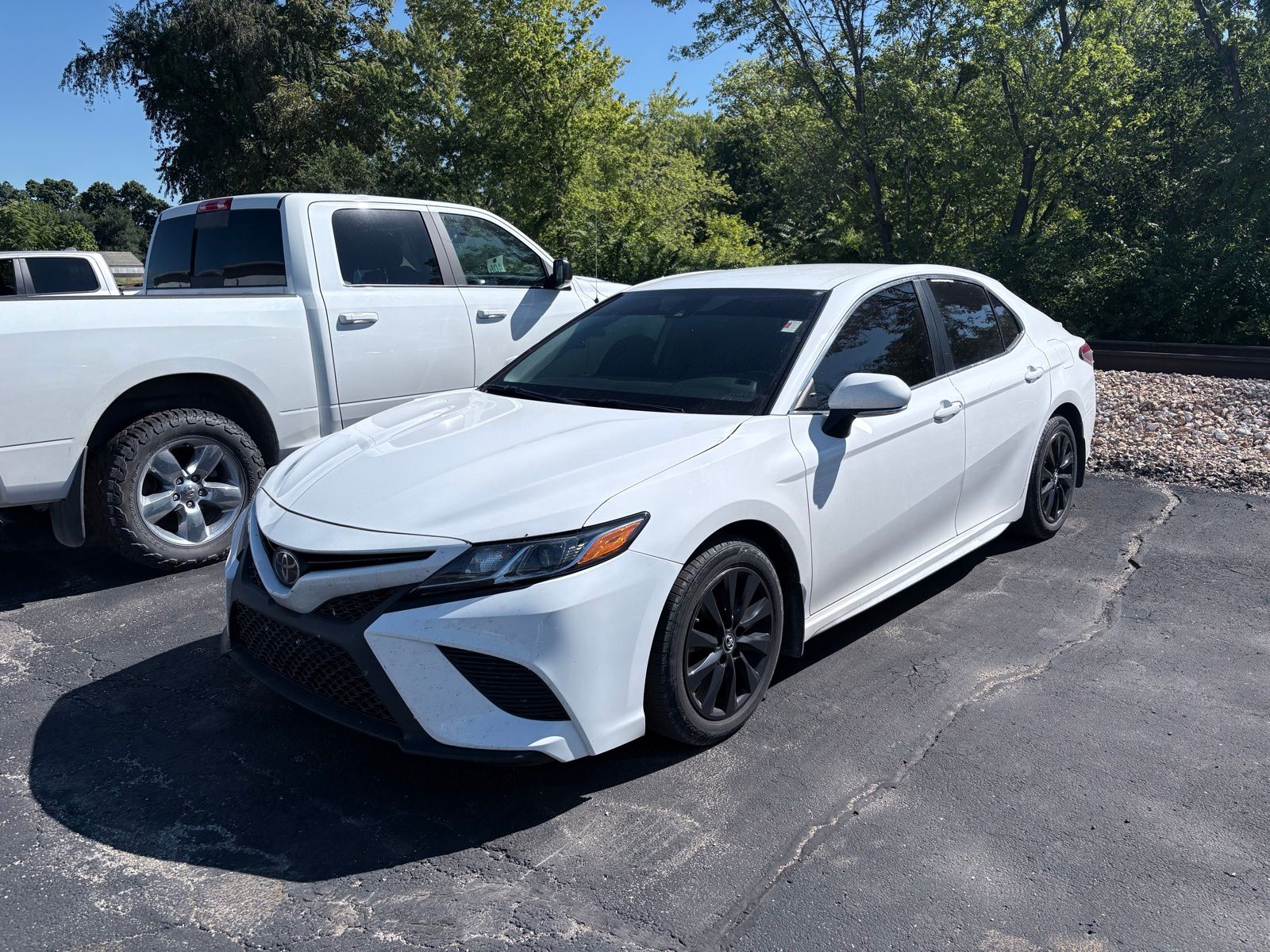 2019 Toyota Camry SE XLE photo 3