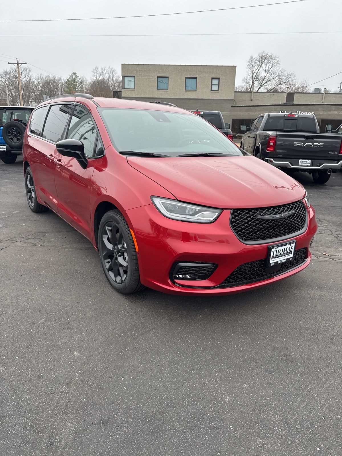 2026 Chrysler Pacifica Select's photo