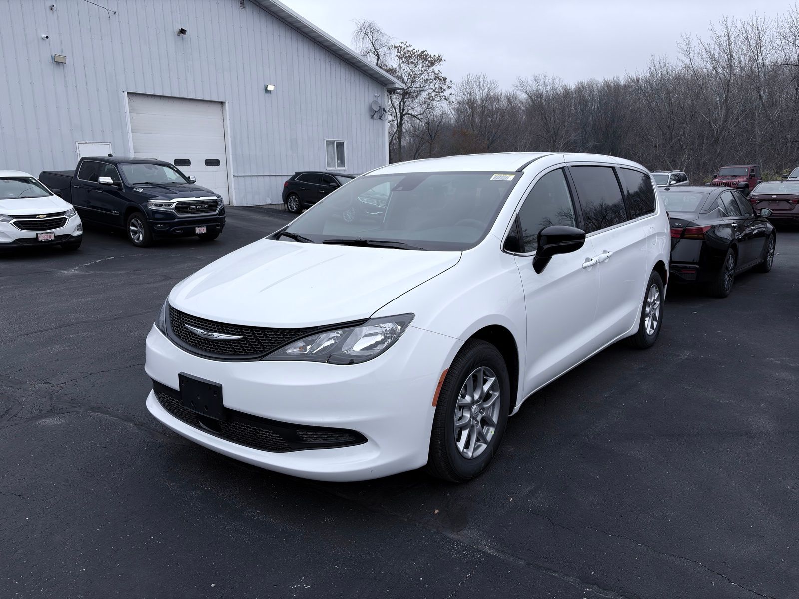 2024 Chrysler Pacifica Touring L photo 3