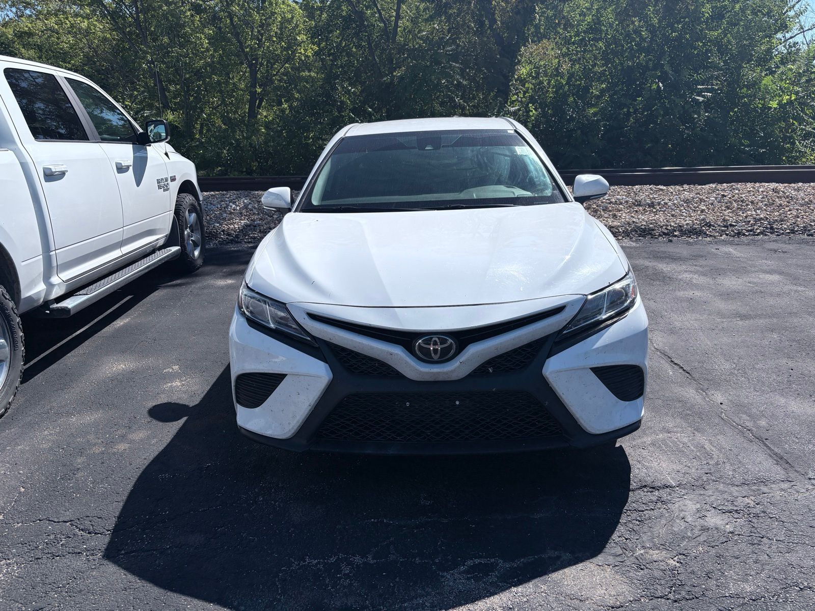 2019 Toyota Camry SE XLE photo 2