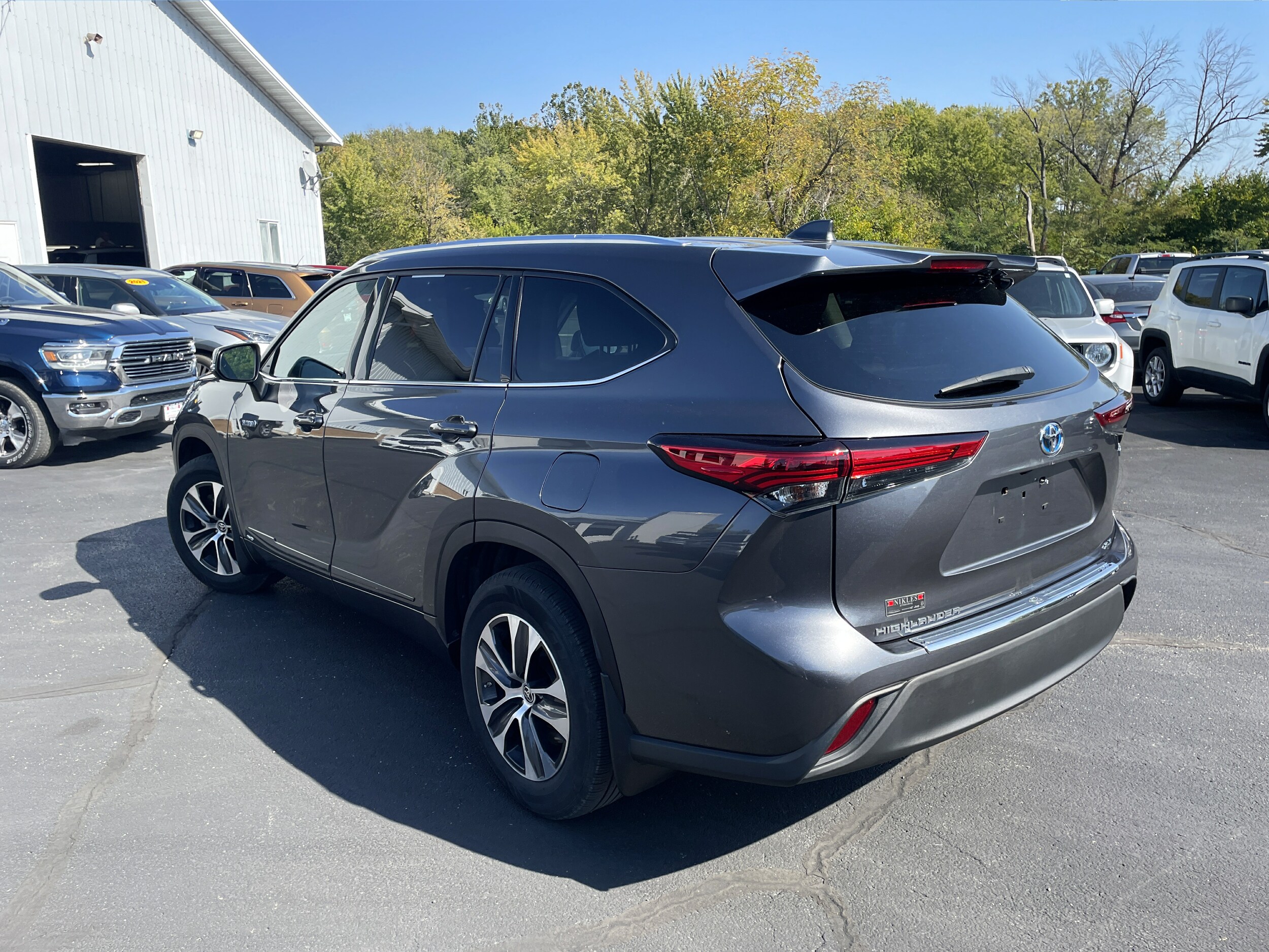 2021 Toyota Highlander Hybrid XLE photo 4