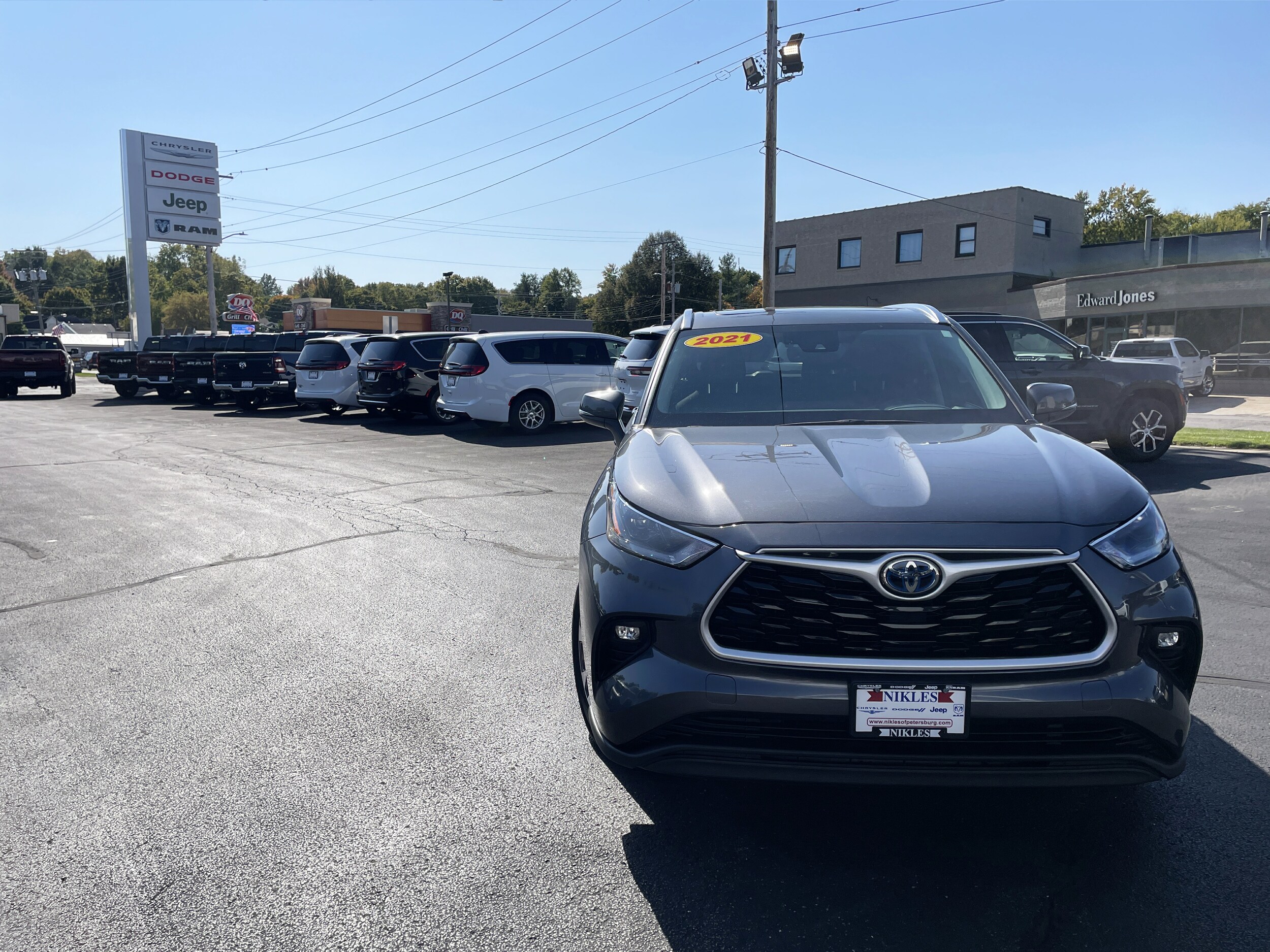 2021 Toyota Highlander Hybrid XLE photo 3