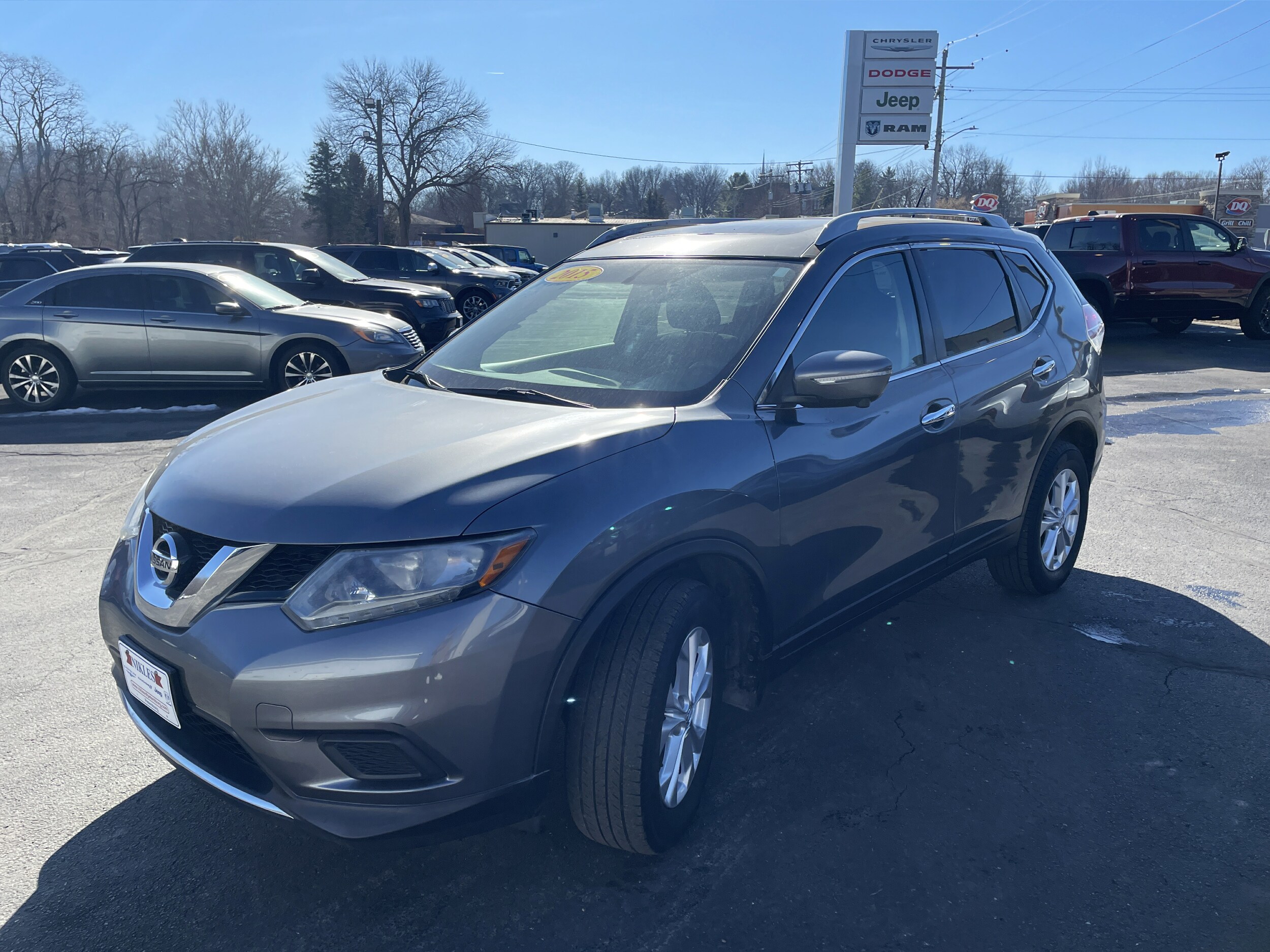 Used 2015 Nissan Rogue SV with VIN 5N1AT2MV2FC831581 for sale in Petersburg, IL
