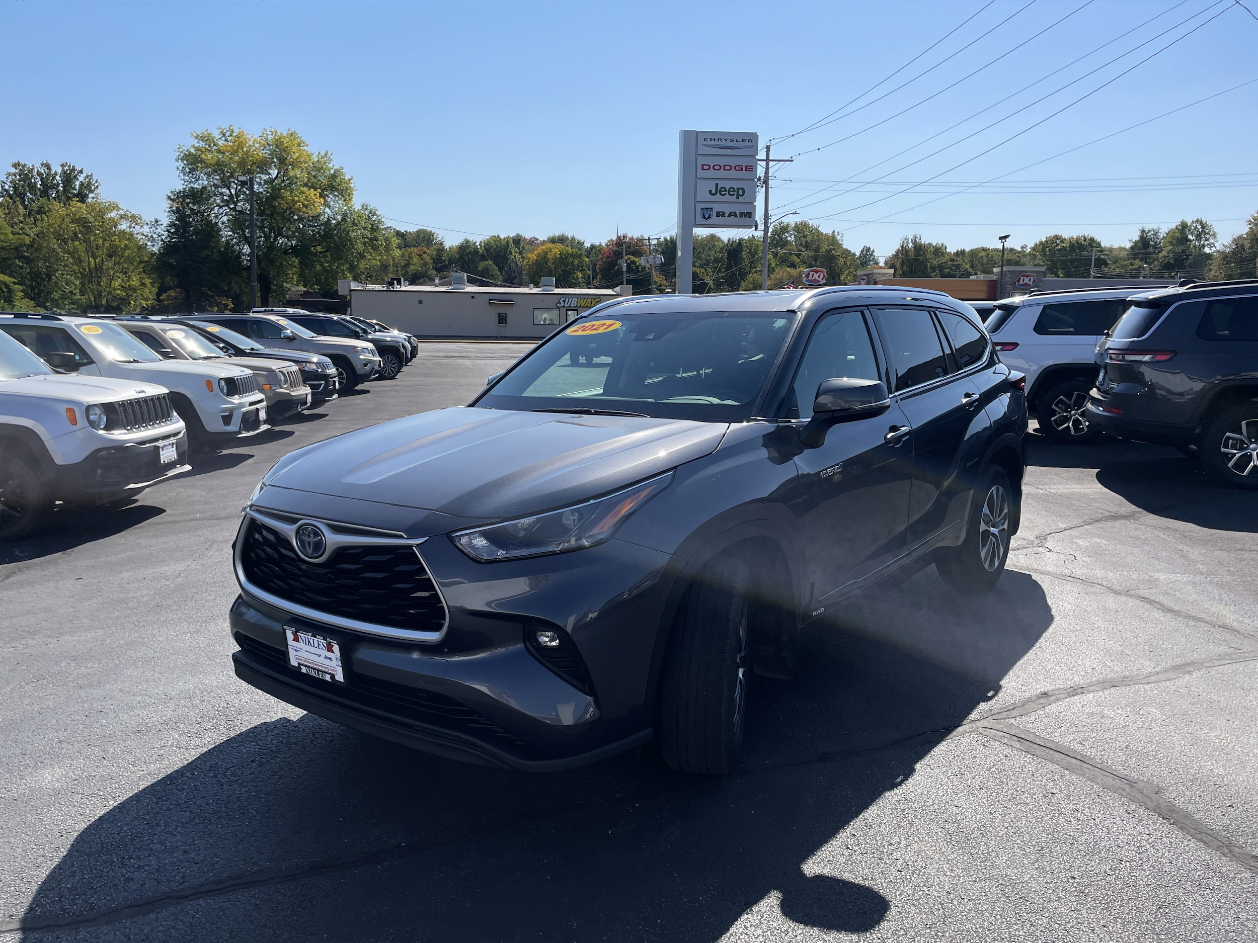 Used 2021 Toyota Highlander XLE with VIN 5TDGBRCH7MS514431 for sale in Petersburg, IL