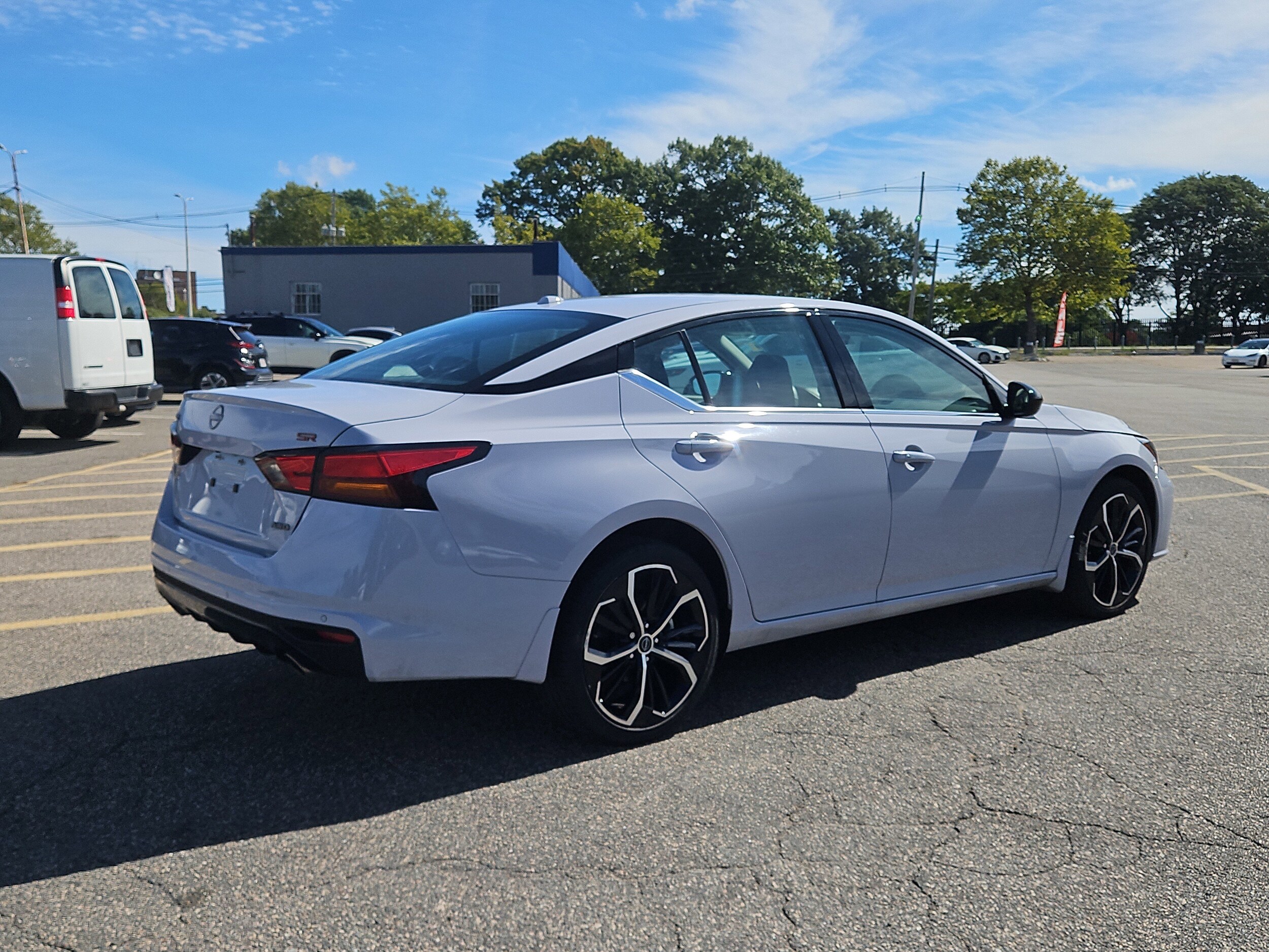 2025 Nissan Altima SR photo 4