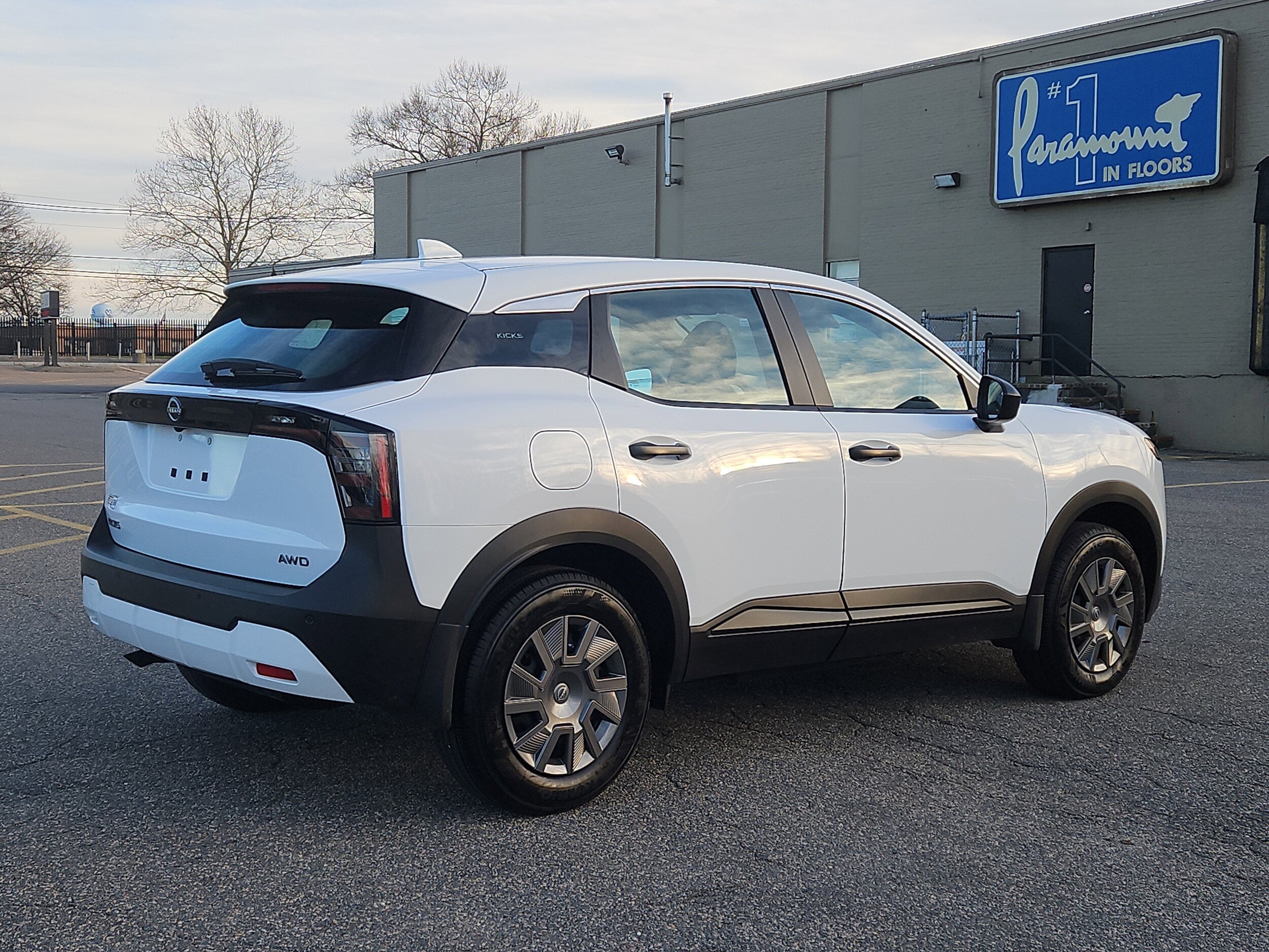 2025 Nissan Kicks S photo 2