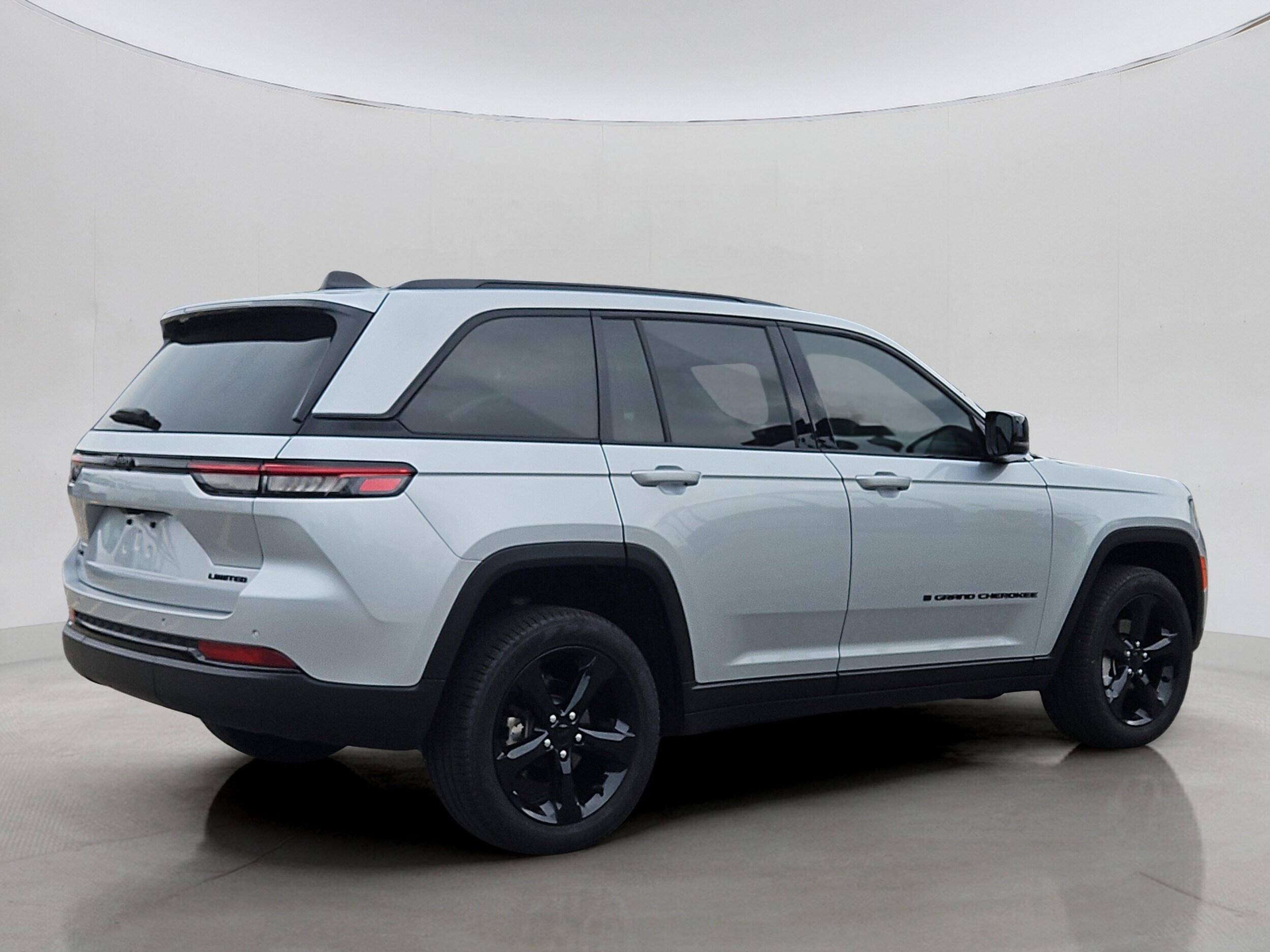 2024 Jeep Grand Cherokee Limited photo 2