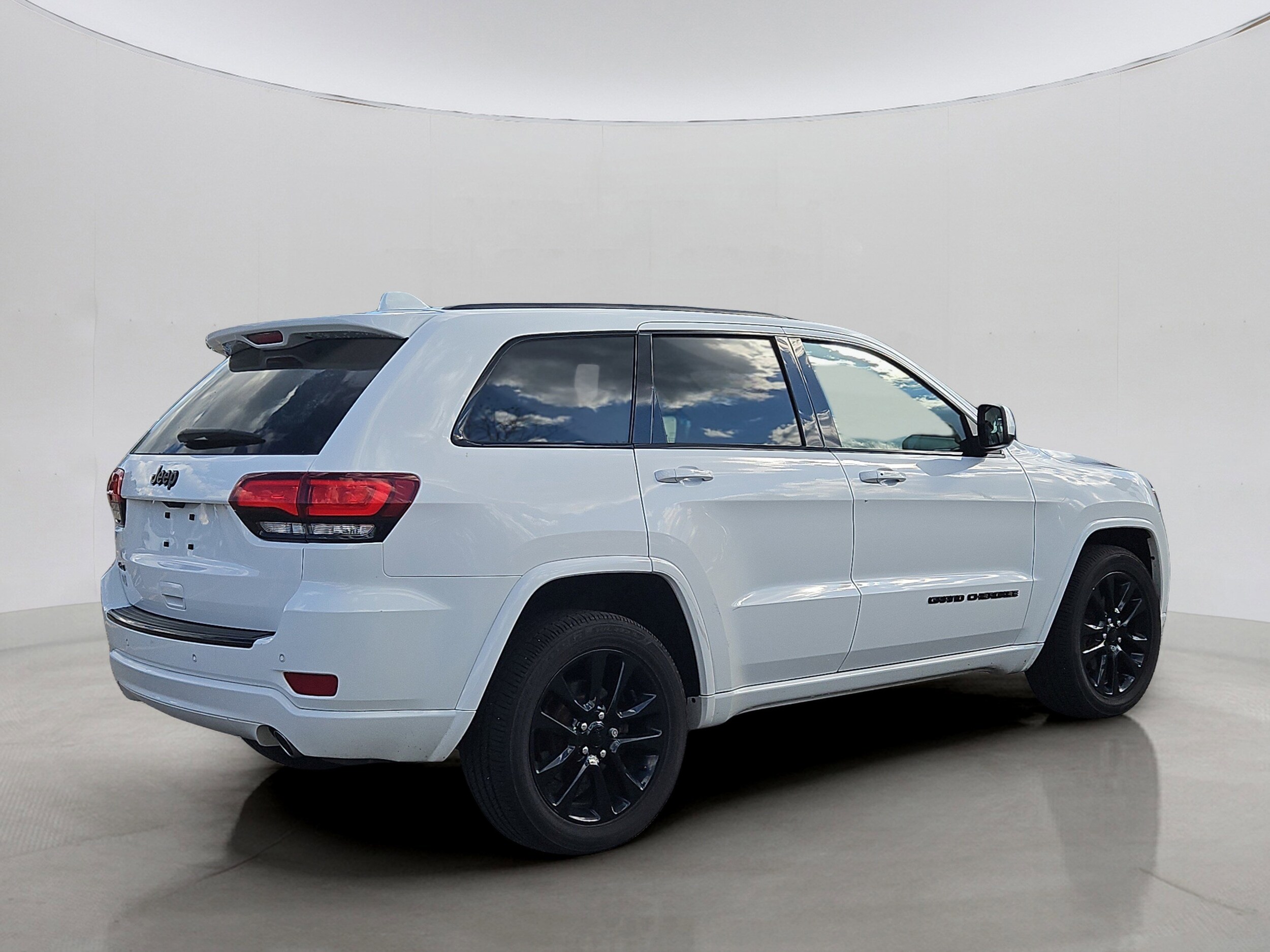 2018 Jeep Grand Cherokee Laredo Altitude photo 2