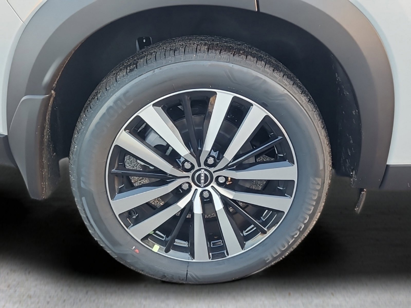 2025 Nissan Pathfinder Platinum photo 3
