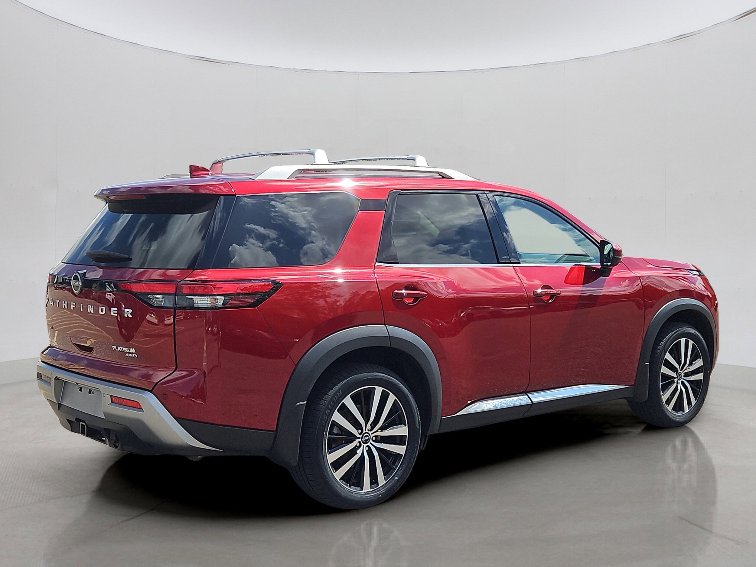 2024 Nissan Pathfinder Platinum photo 3