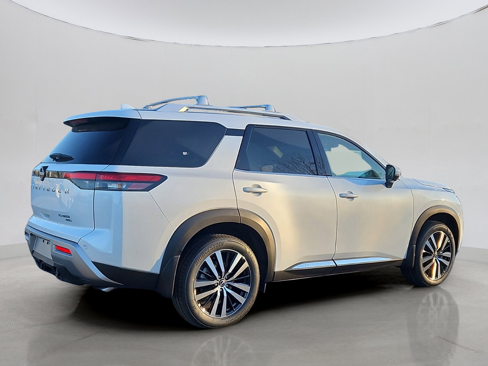 2025 Nissan Pathfinder Platinum photo 2