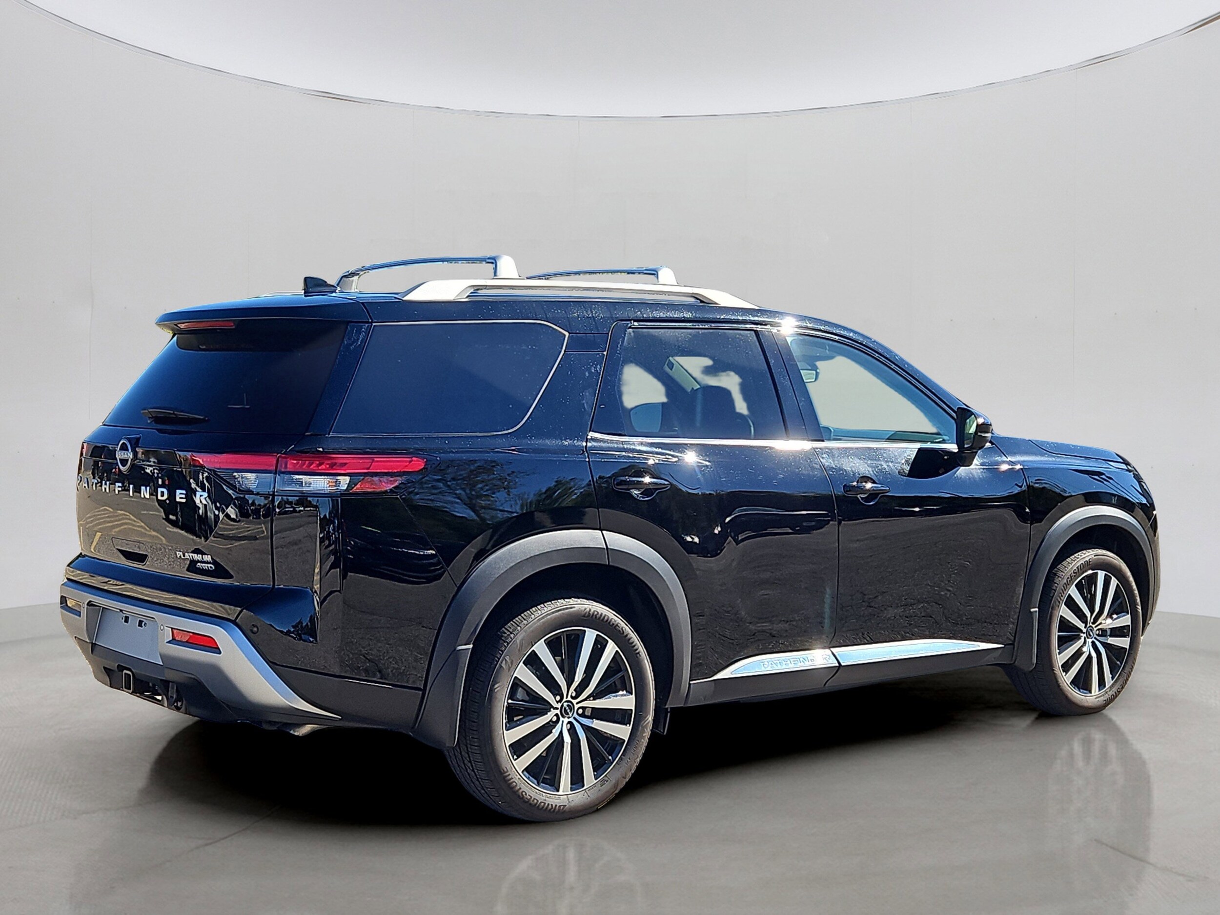 2025 Nissan Pathfinder Platinum photo 3