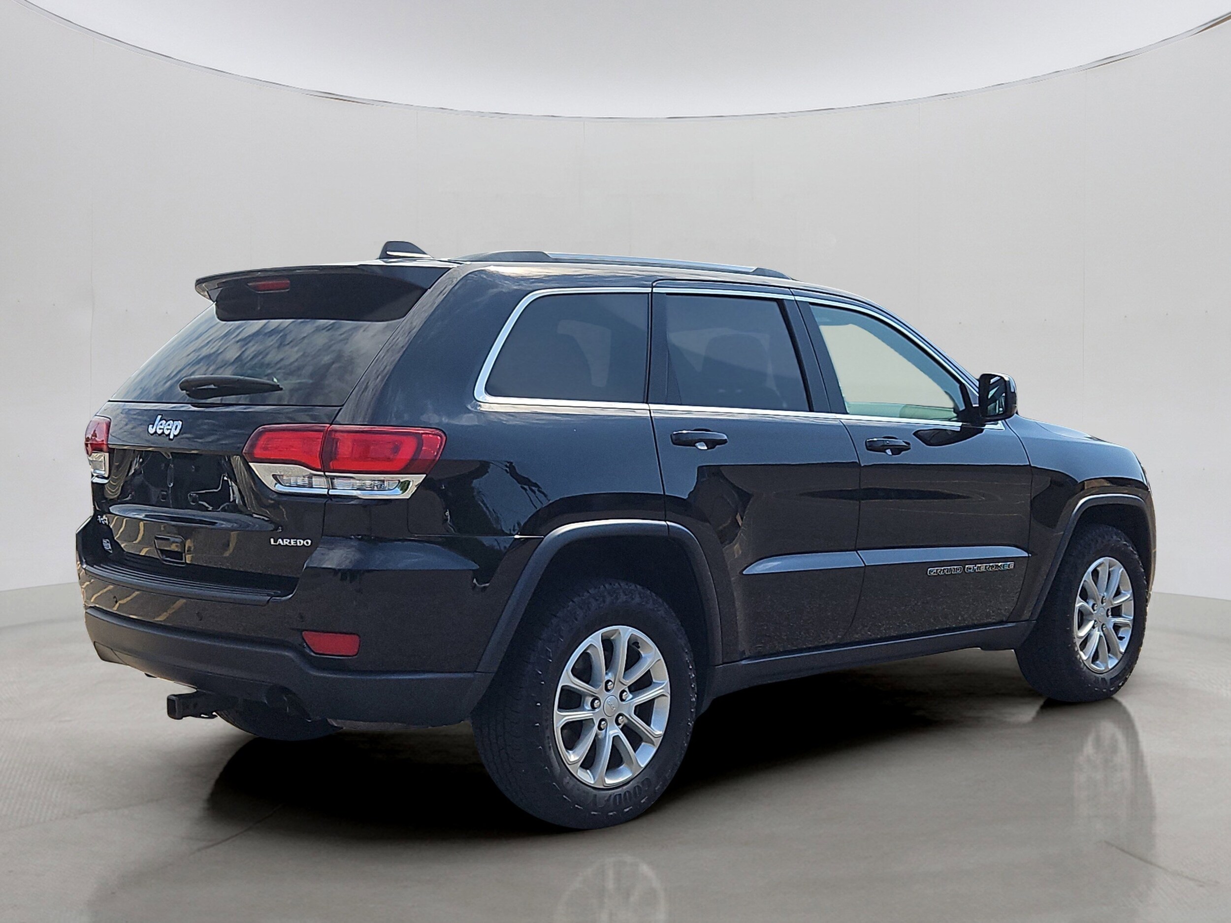 2021 Jeep Grand Cherokee Laredo E photo 2