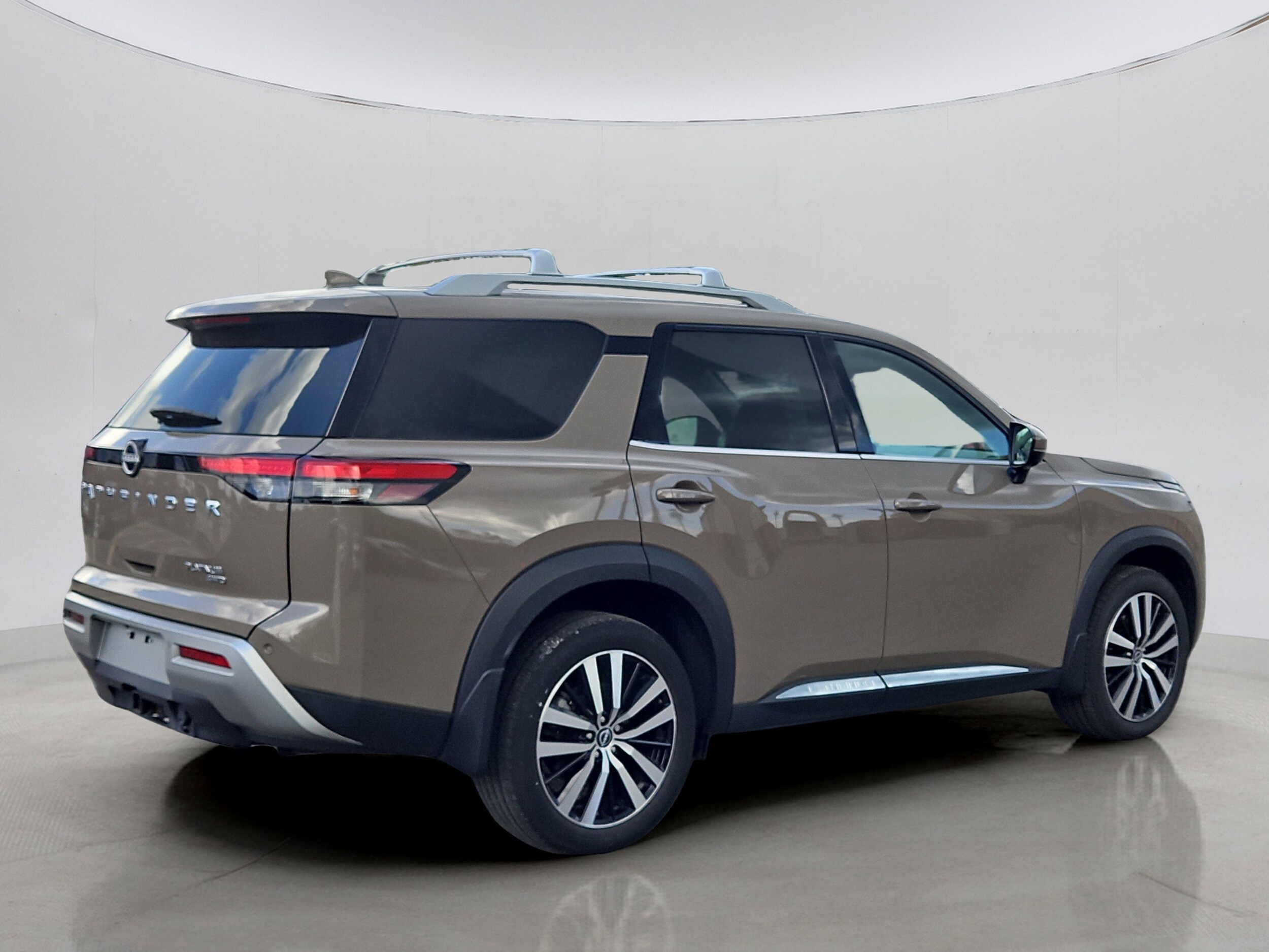 2023 Nissan Pathfinder Platinum photo 3