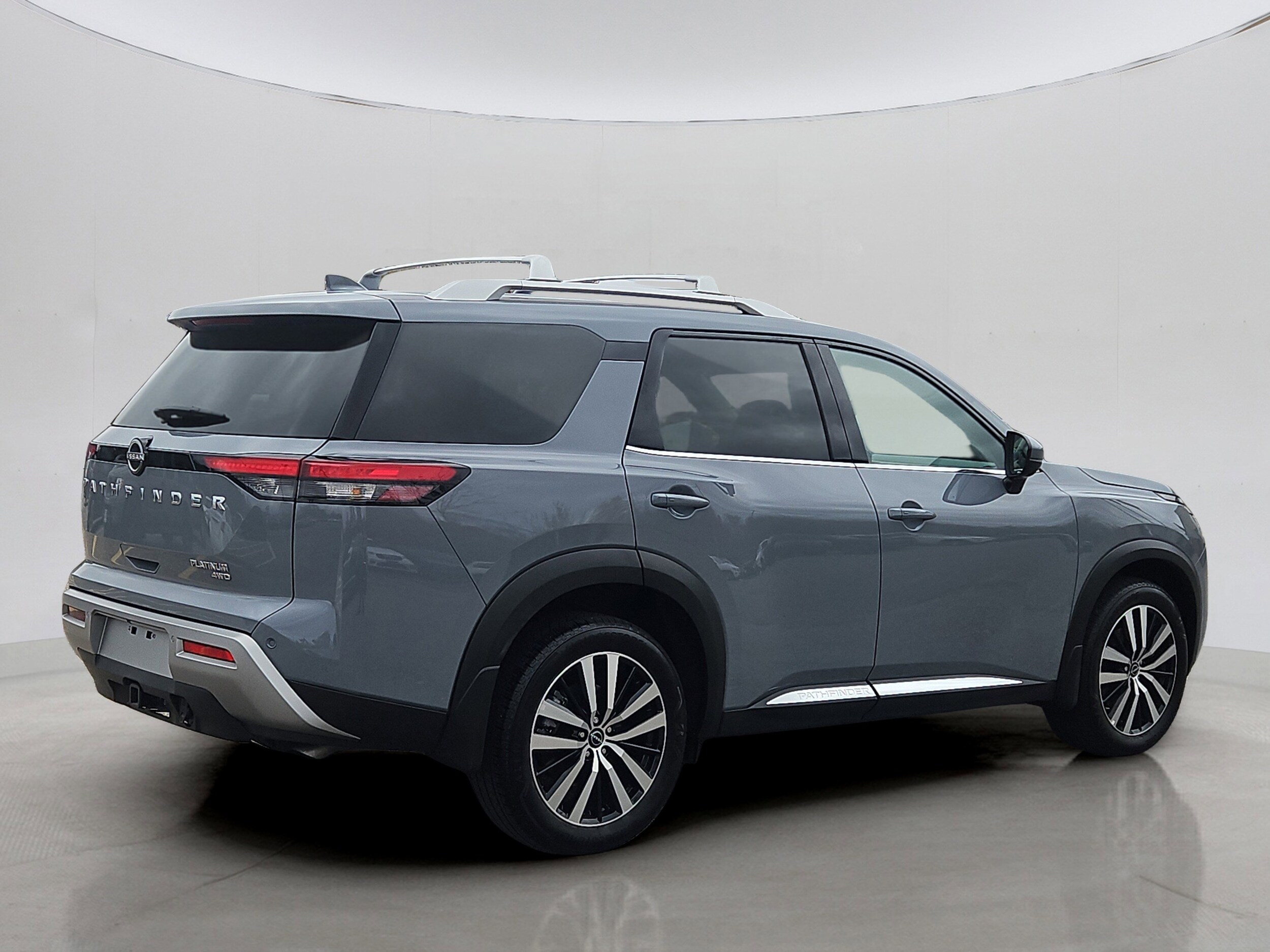 2025 Nissan Pathfinder Platinum photo 3