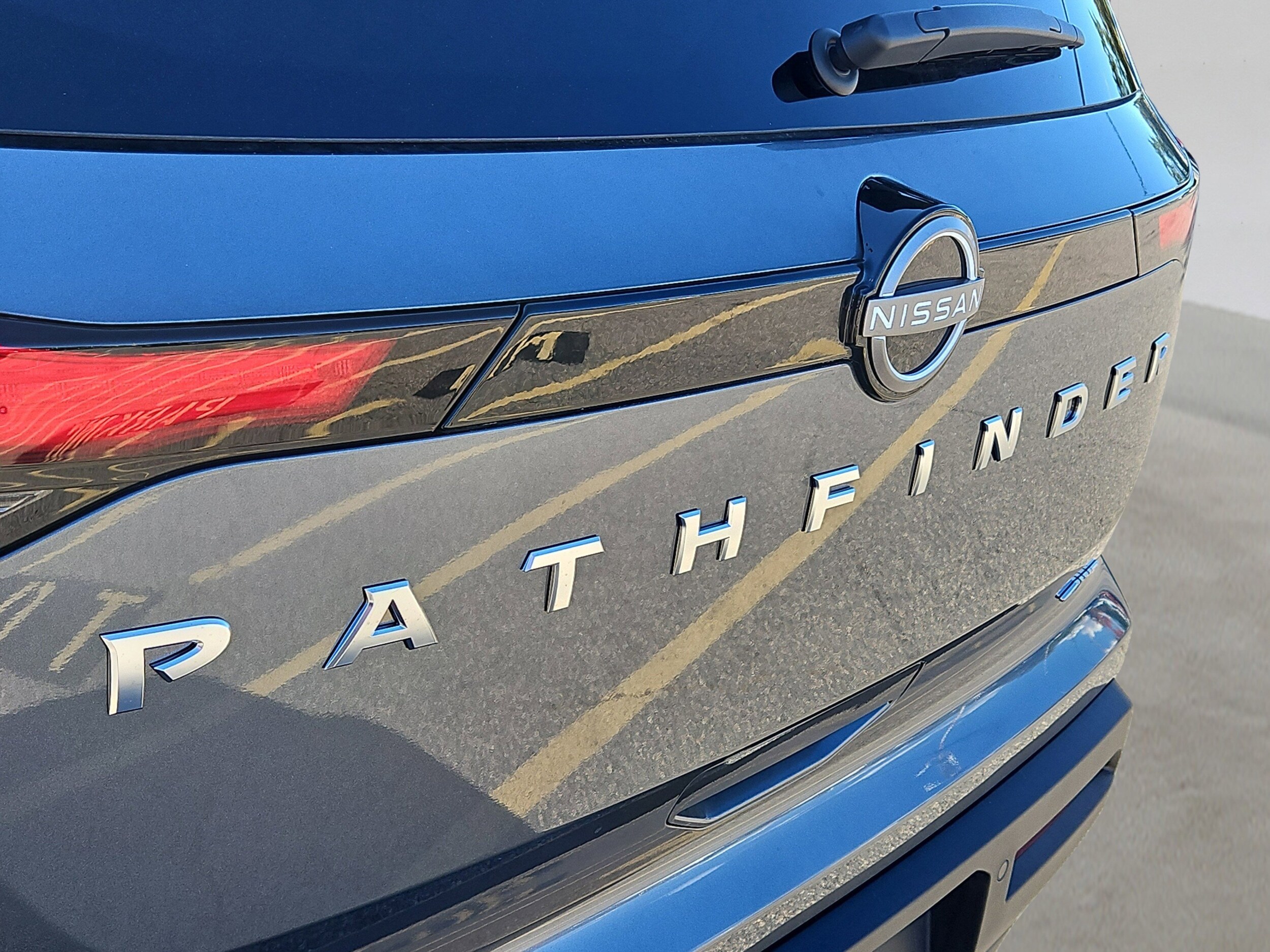 2025 Nissan Pathfinder SV photo 4