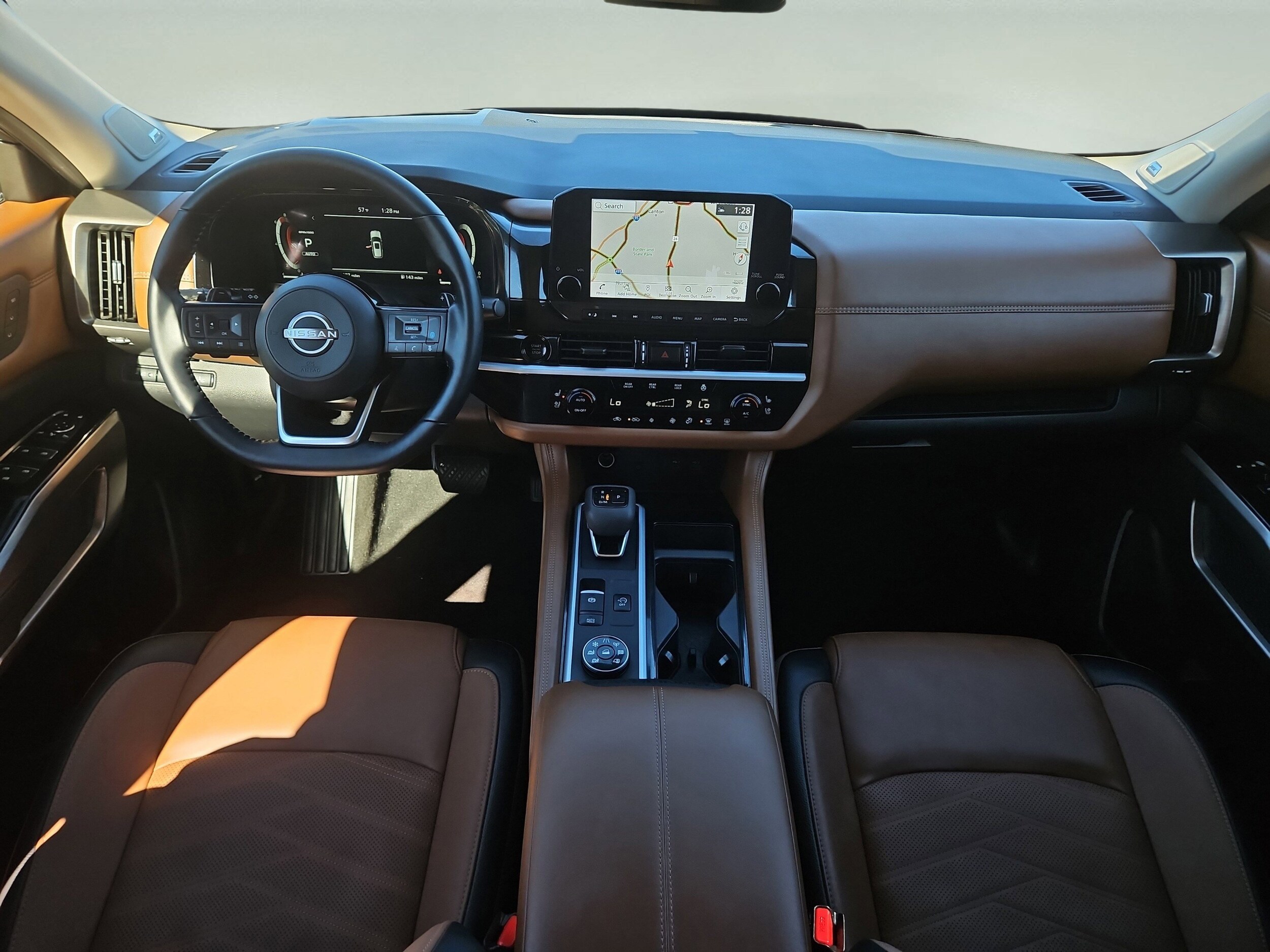 2025 Nissan Pathfinder Platinum photo 2