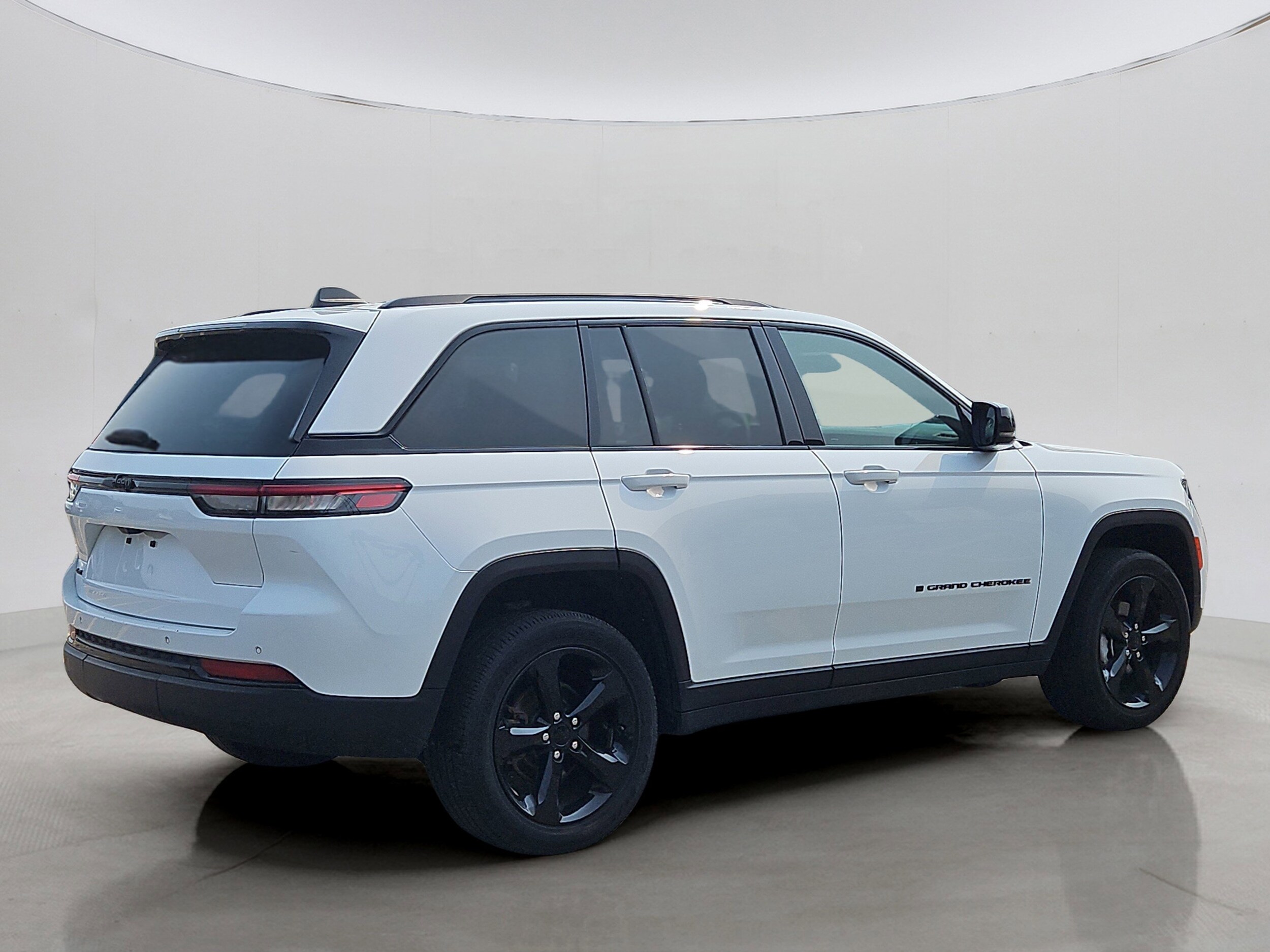 2023 Jeep Grand Cherokee Laredo Altitude X photo 2