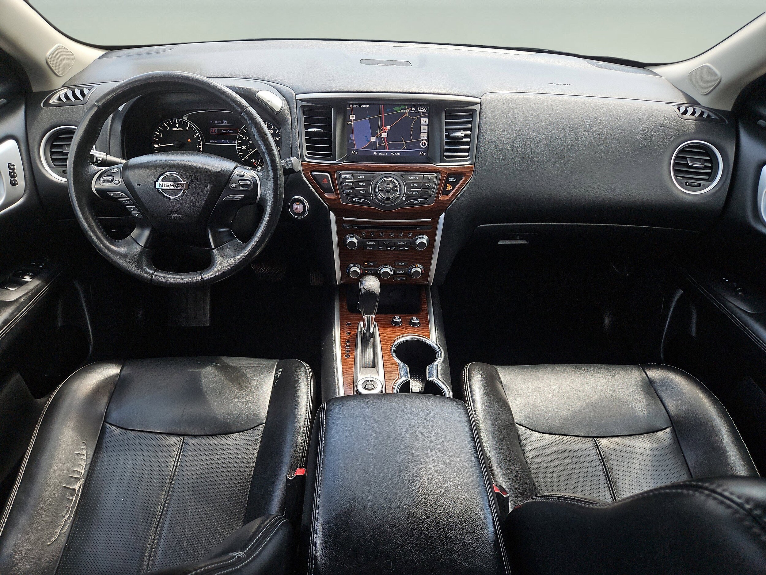 2017 Nissan Pathfinder Platinum photo 2