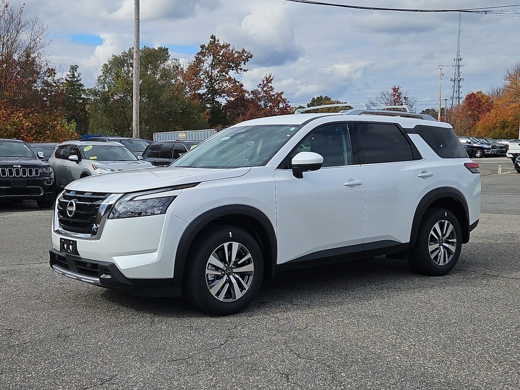 New 2025 Nissan Pathfinder SL 4WD