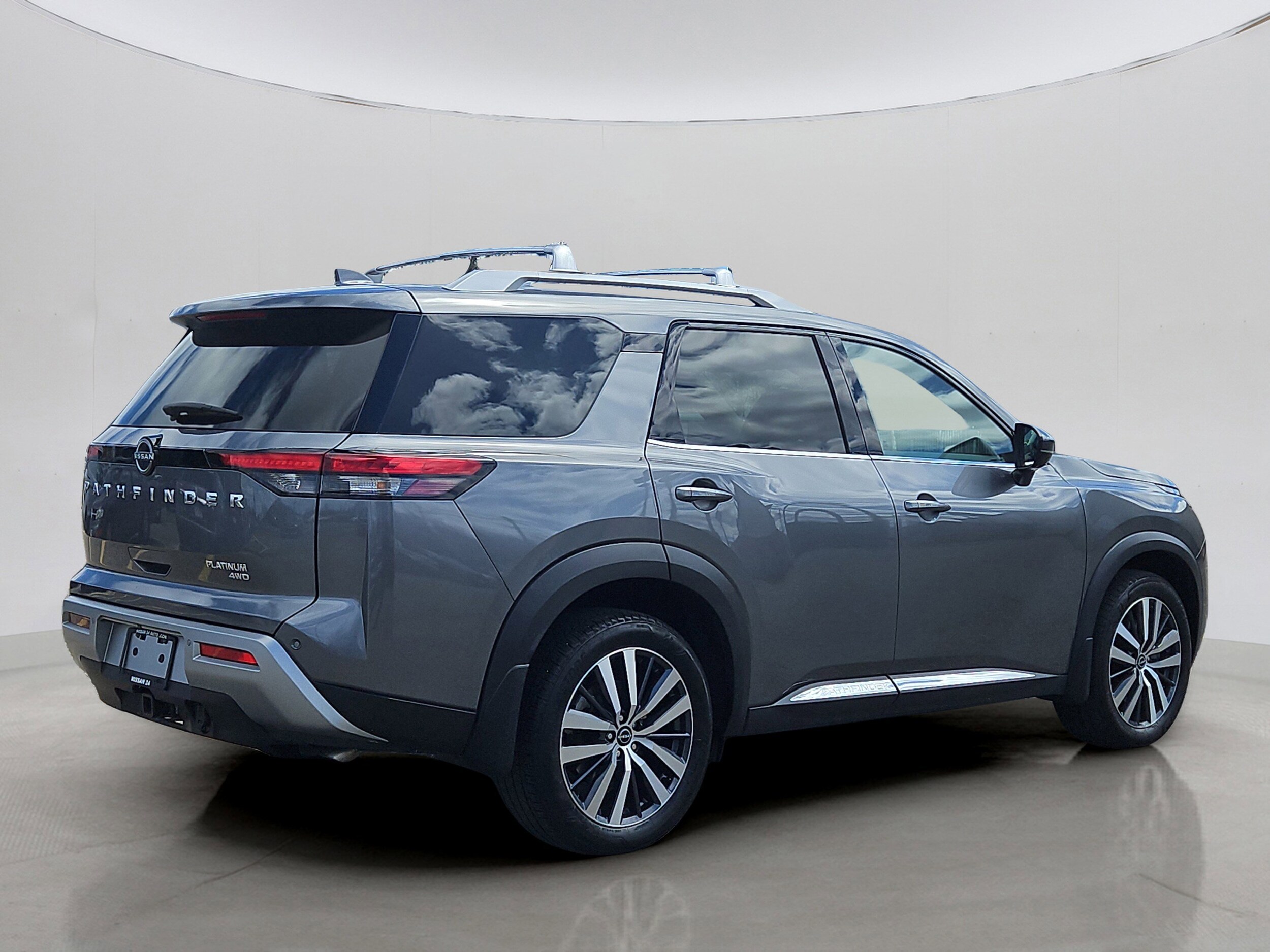 2022 Nissan Pathfinder Platinum photo 3