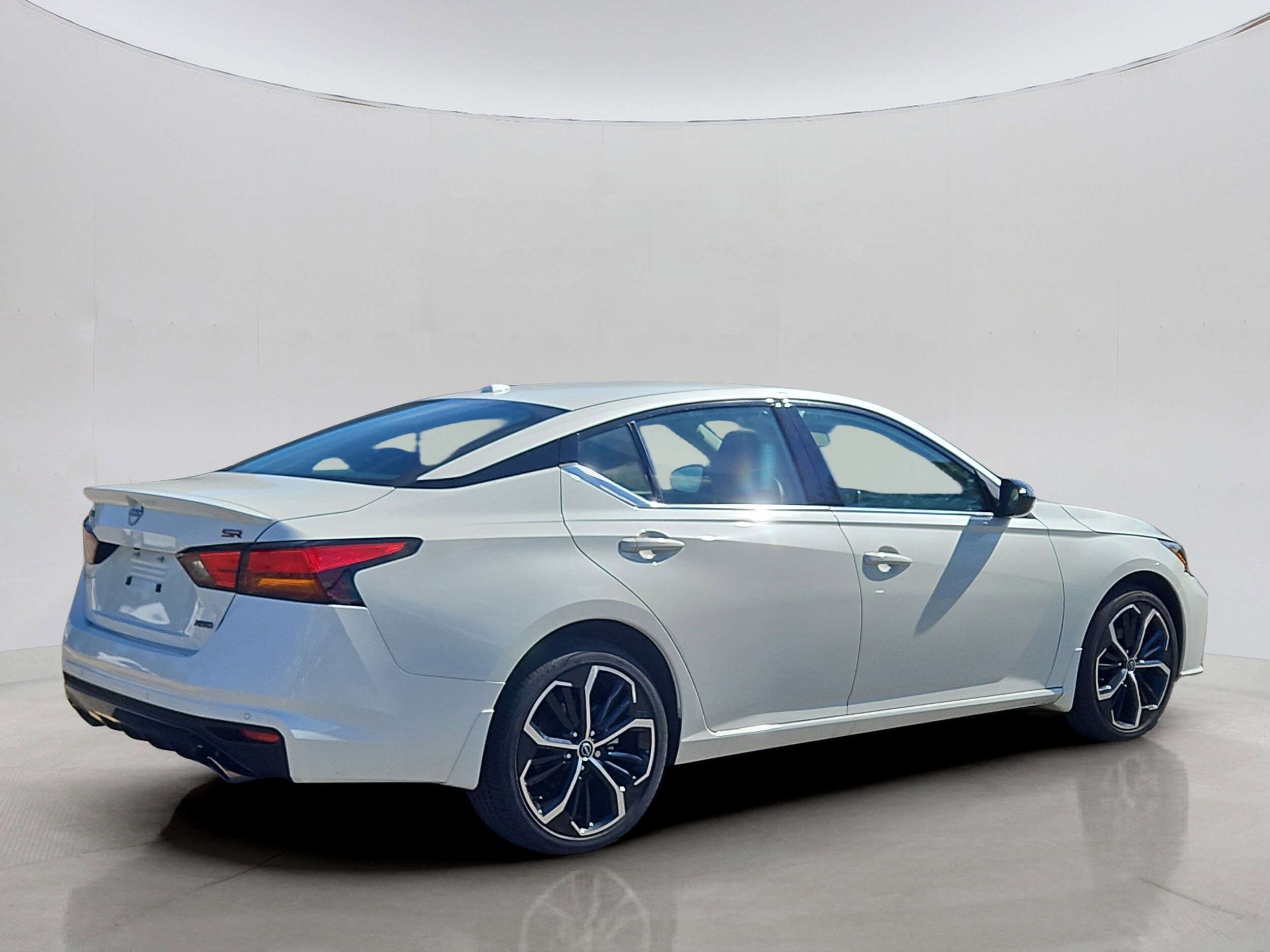 2025 Nissan Altima SR photo 3